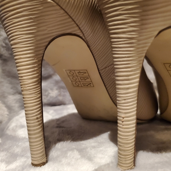 Call It Spring Tan Textured Pumps 📦 - Picture 5 of 7